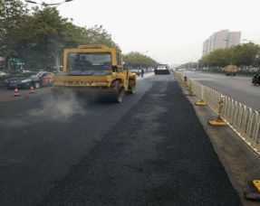 楓橋湖路路面改造工程今日進(jìn)行瀝青混凝土攤鋪