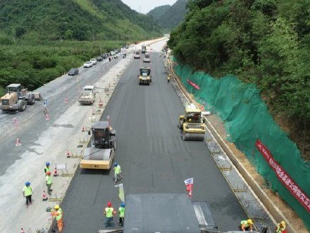 距建成通車(chē)更近一步 臨建高速路面施工正式啟動(dòng)