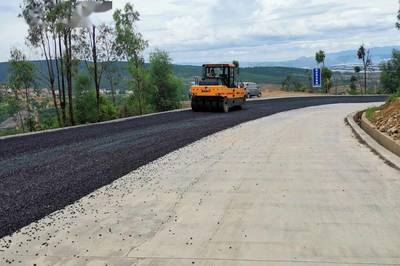建水公路分局抓緊時間實施同步碎石封層養(yǎng)護