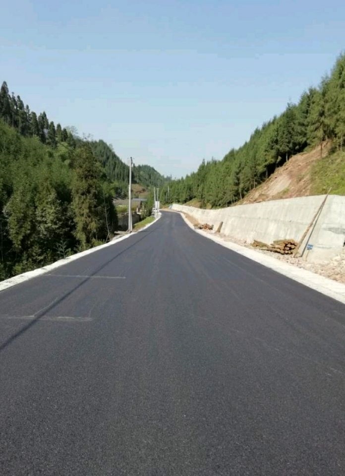 拓寬路面打好路基后,堆子前鎮迎來長達三個多月的陰雨天氣,為保證瀝青