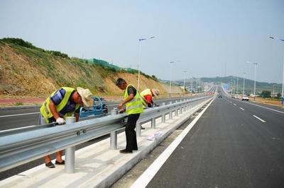 煙臺濱海路蓬萊段公路工程完成全路段瀝青鋪設，助力區域交通升級